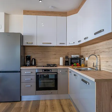 Ema And Ana Πούλα