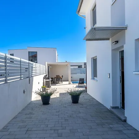 Ema And Ana * Πούλα