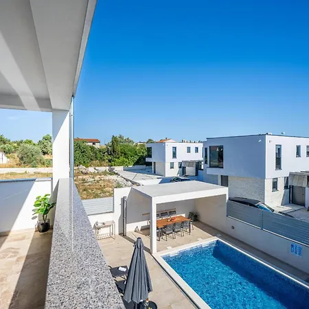 Ema And Ana Πούλα