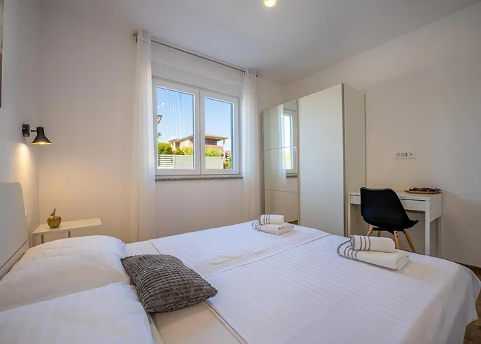 Ema And Ana Βίλα Πούλα